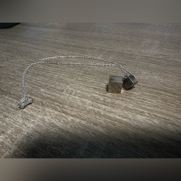 ✨Louis Vuitton Minimalist Pendent w Necklace✨ - Picture 5 of 13